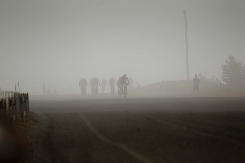 LA OSS SNAKKE OM TÅKE: Som spøkelser kommer de første rytterne over toppen av Ballettbakken, mens morgentåka fortsatt ligger tjukt over Lillehammer. Foto: Kristoffer H. Kippernes _KHK7873
