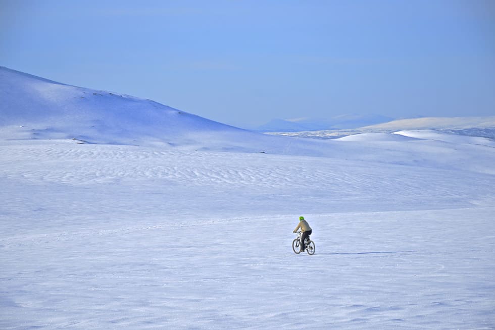Artikkelforfatteren: Pia Sjögren med et landskap som bare venter å bli utforsket - på sykkel! Foto: Sam Hedman.