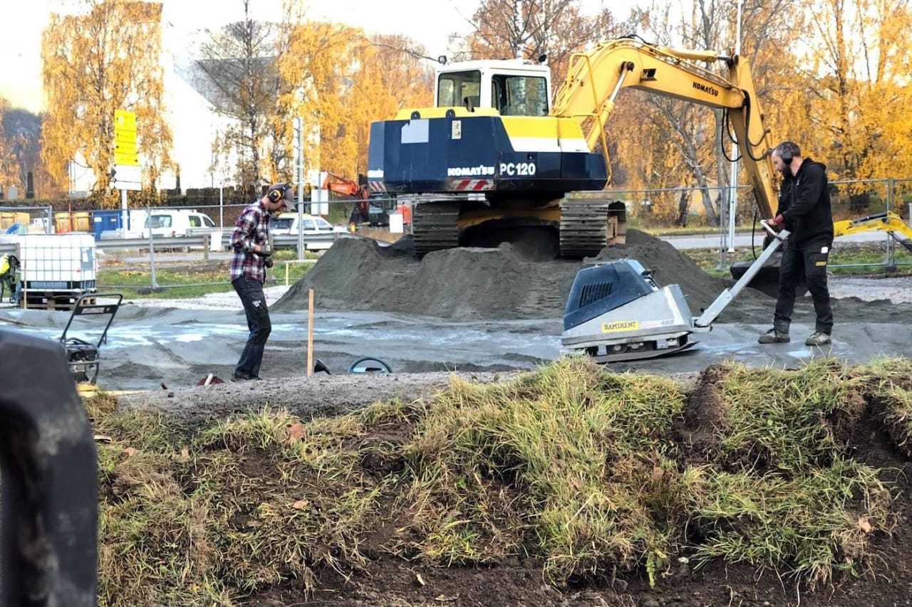 SLIK GJØRES DET: Du kan fint bygge en pumptrack selv, men skal det gjøres i et stort omfang er det beste å leie inn profesjonelle. Foto:Ove Grøndal.