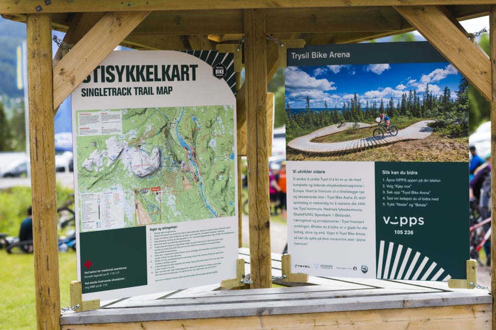 KART: Ved inngangen til Trysil Bike Arena finner du oppslagstavle med kart - og kart til å putte i sekken finnes tilgjengelig flere steder. Foto: Snorre Veggan. utflukt_fredag-4407a