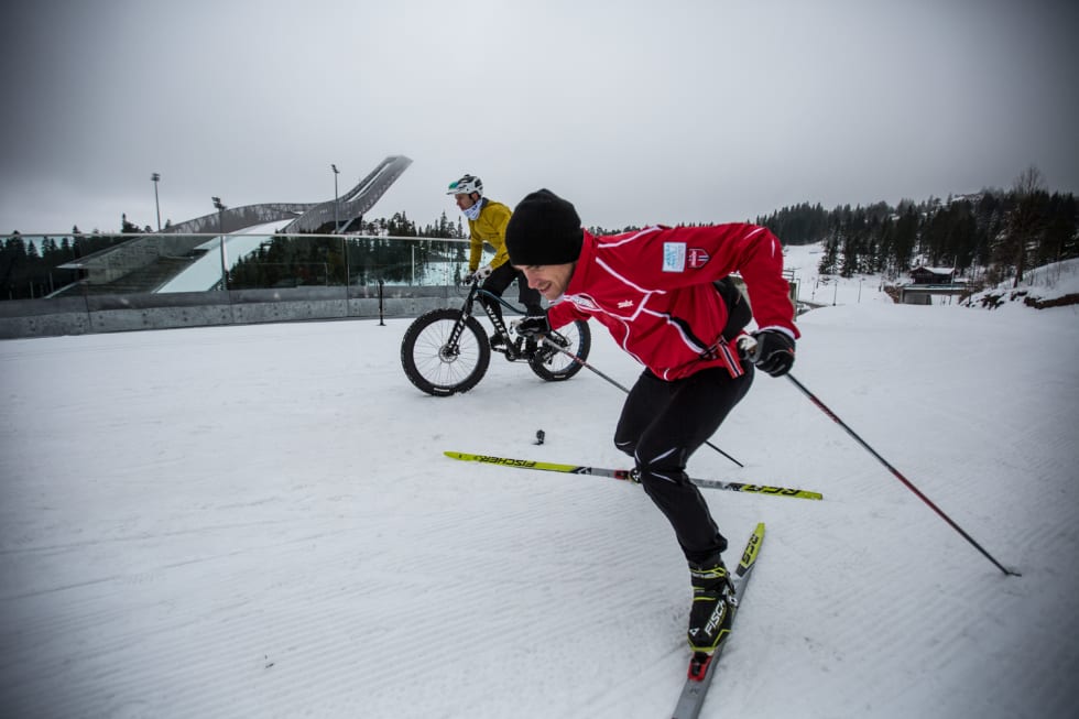 DUELL: Terrengsykkel-redaktør Kristoffer H. Kippernes fikk prøvd seg i duellen mot langrennsløper Sindre Nordby. Fatbike-3545
