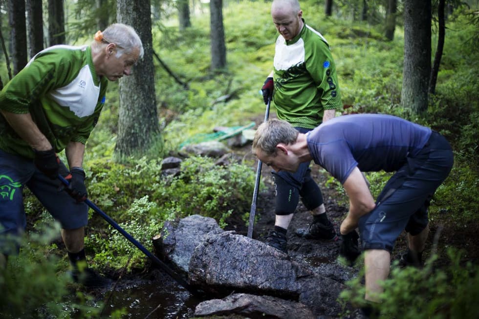 TUNGE LØFT: For å lage bærekraftige stier, steinsettes våte partier for bedre drenering. Det innebærer mye tungt arbeid. _63A2555