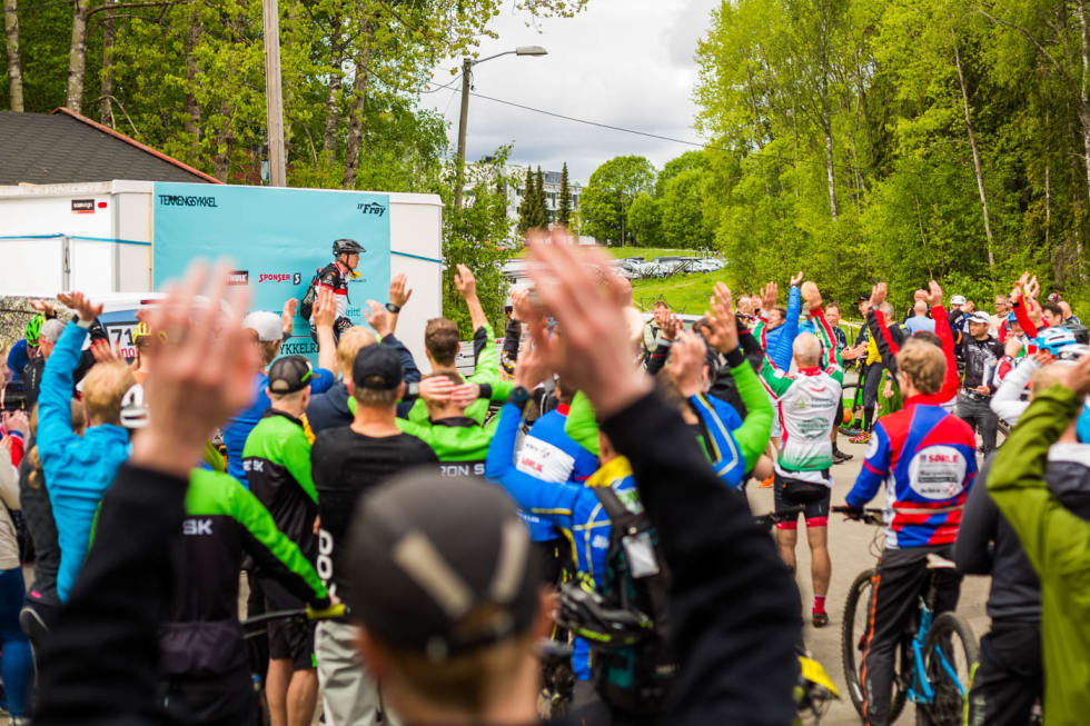 PREMIER: Det var også mange som ventet på premieutdelingen. (foto: Snorre Veggan) terrengsykkelrittet-5896a