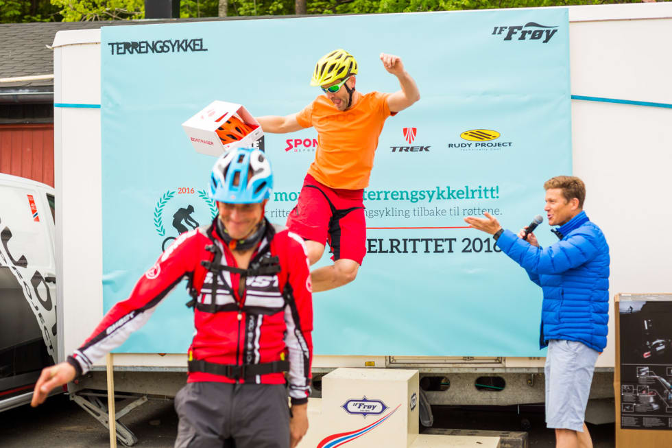 UTTREKK: Men også uttrekkspremier blant alle deltakerne. Enkelte ble så glade over premien de vant. (foto: Snorre Veggan) terrengsykkelrittet-5900a