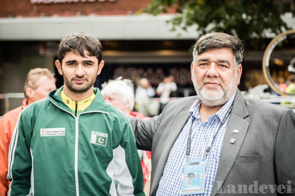 ORDNER SELV: Syed Azhar Ali Shah, generalsekretær i det pakistanske sykkelforbundet, har betalt store deler av oppholdet til VM.