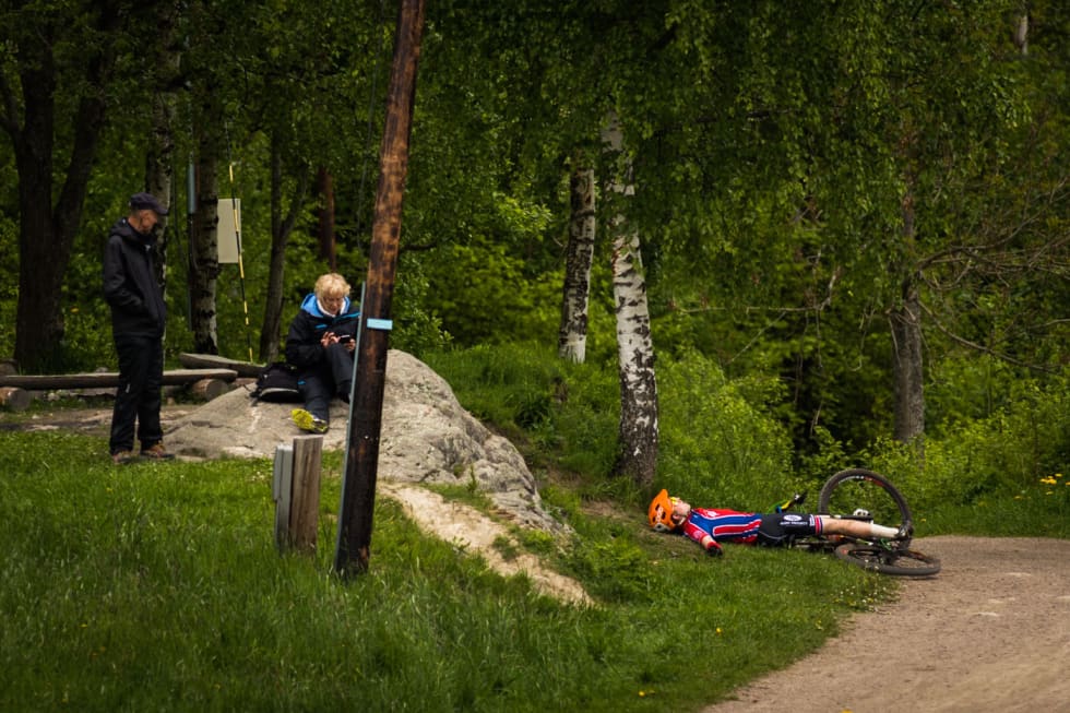 HVILE: Mens andre måtte innta horisontalen etter kilometer på kilometer i Østmarka. (foto: Snorre Veggan) terrengsykkelrittet-9147a