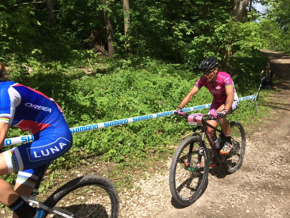 VETERAN-KAMP: Catherine Pendrel og Sabine Spitz kjempet en hard kamp om pallen. Spitz måtte til slutt ta til takke med fjerdeplass.