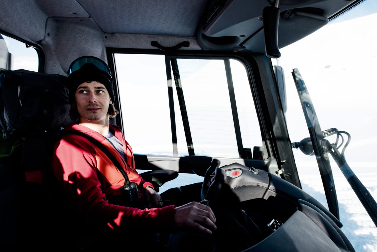 CATSKI-GRÜNDER: Etter et langt liv som profesjonell snowboardkjører er Mads Jonsson i full gang med å etablere catskiing som kommersielt tilbud på Harpefossen. Foto: Martin Innerdal Dalen
