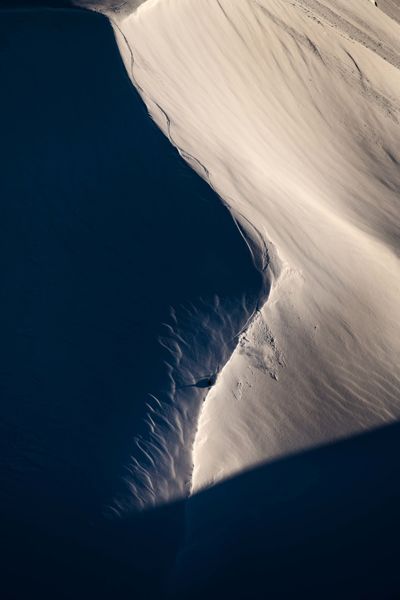 SKJULT FRA SKI-SENTERET: Toppene og terrenget som er planlagt for catskiing ligger nær skiheisene i Harpefossen, men med fjell mellom. Deilig skiterreng er det overalt, som her, på øst flanken av Storegga. Martin leite Gilleshammer utnytter dagens siste solstråler. Foto: Martin Innerdal Dalen