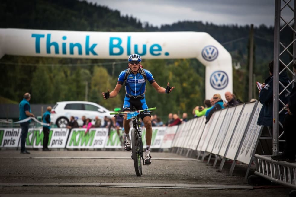OPPGITT: Frederik Willmann vant mennenes eliteklasse i Birkebeinerrittet 2014, men slo oppgitt ut med hendene (foto: Snorre Veggan)