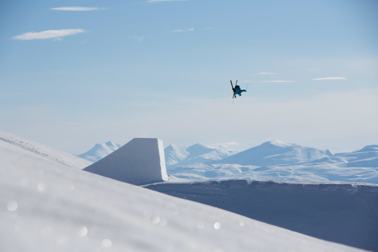 FØRST UT: Jesper Tjäder har en tendens til å bli testpilot på store hopp. Glomfjord var intet unntak. Her har han blitt varm i trøya og kjører en dobbel. Foto: Thomas Kleiven