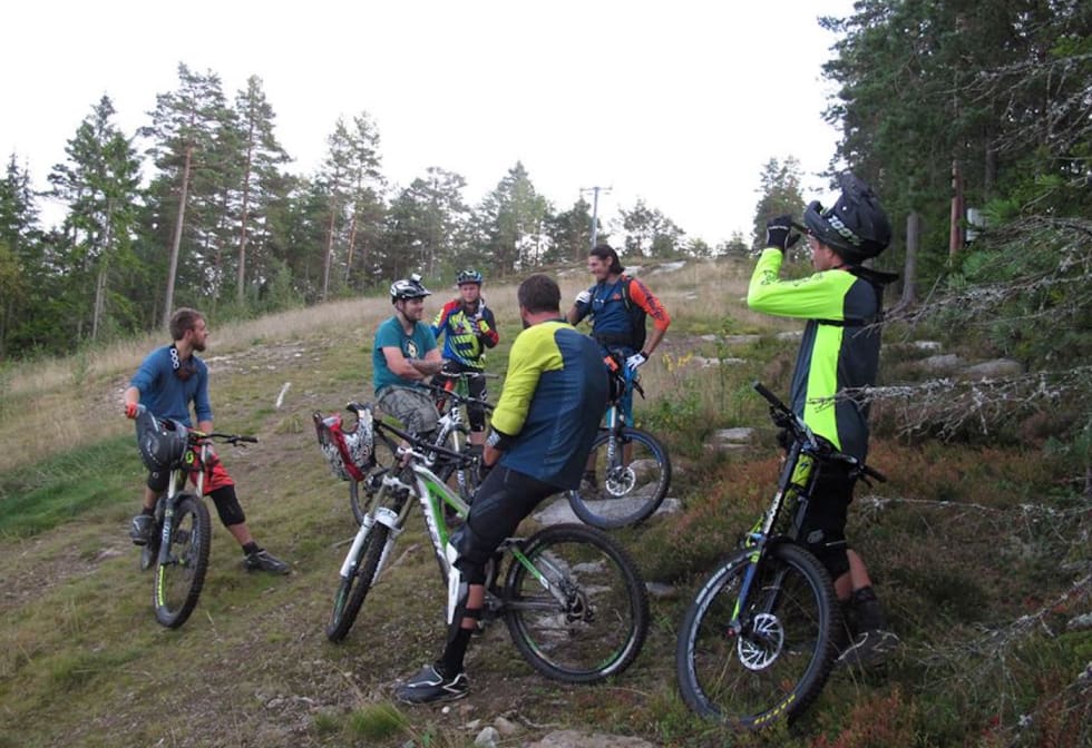 MINGLING: Det kan ta tid å komme seg ned bakken i Kjerringåsen, og det er ikke bare på grunn av hinder og utfordringer i løypa. Foto: Petter Wilhelmsen Kjerringåsen Mingling 1400x924