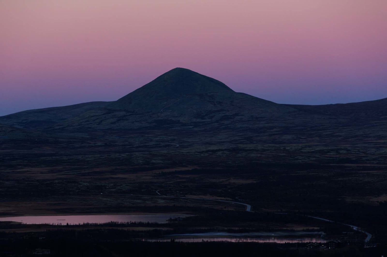 SISTE LYS: Sola har forsvunnet, og høstens fineste lys viser seg. Foto: Kristoffer H. Kippernes