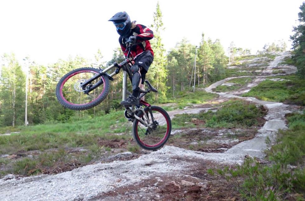Utforanlegget i Kjerringåsen har gjort at flere får sjansen til å prøve seg på heisbasert sykling uten å måtte reise langt. Foto: Kjerringåsen DH Kjerringåsen 2015 - Foto Kjerringåsen 1400x924