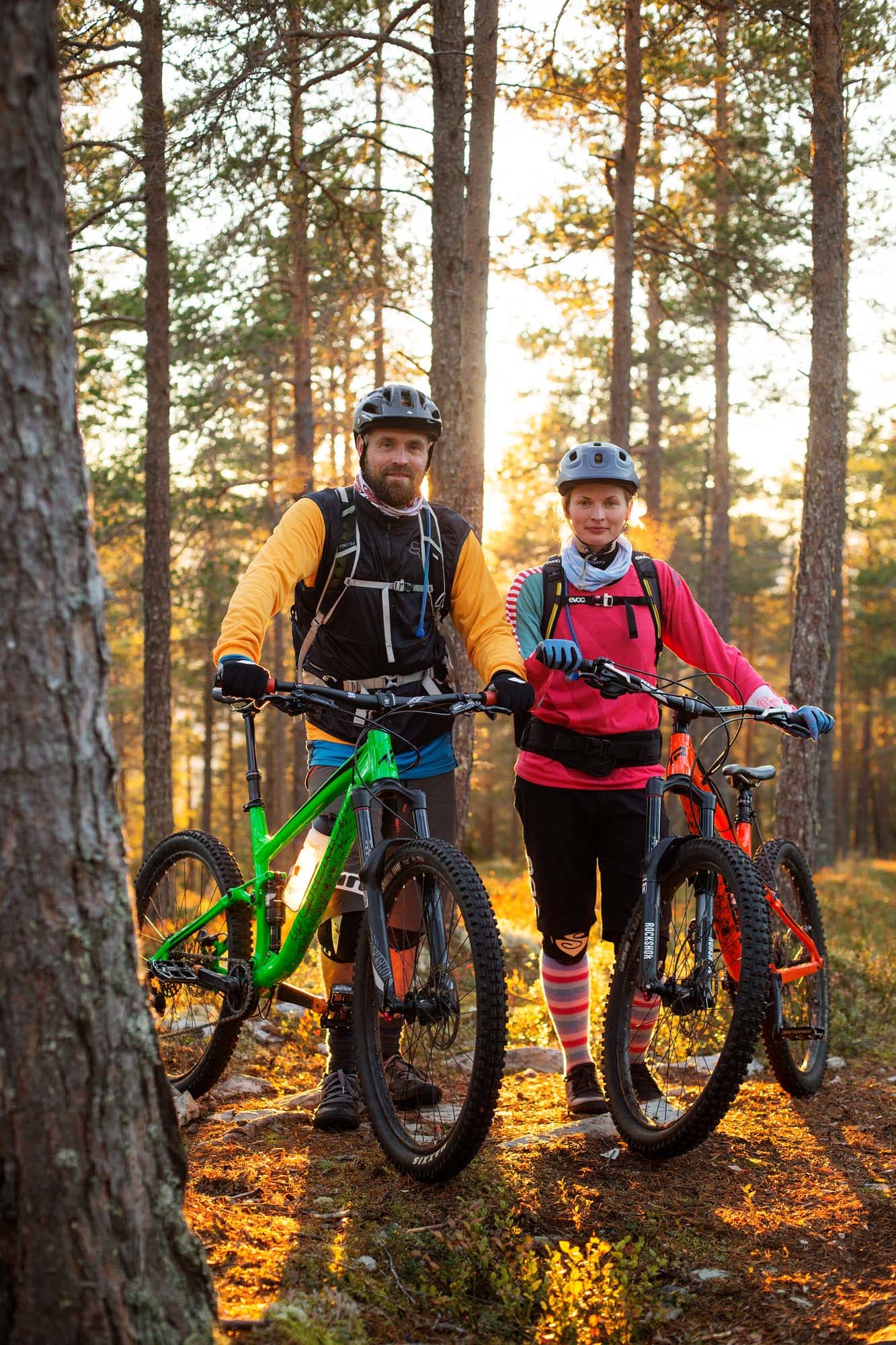 STIJEGERE: Kjell Arne Høyesveen og Julia Hamre bor i Ringebu - på fritiden jakter de alltid på nye stier. Foto: Kristoffer H. Kippernes.