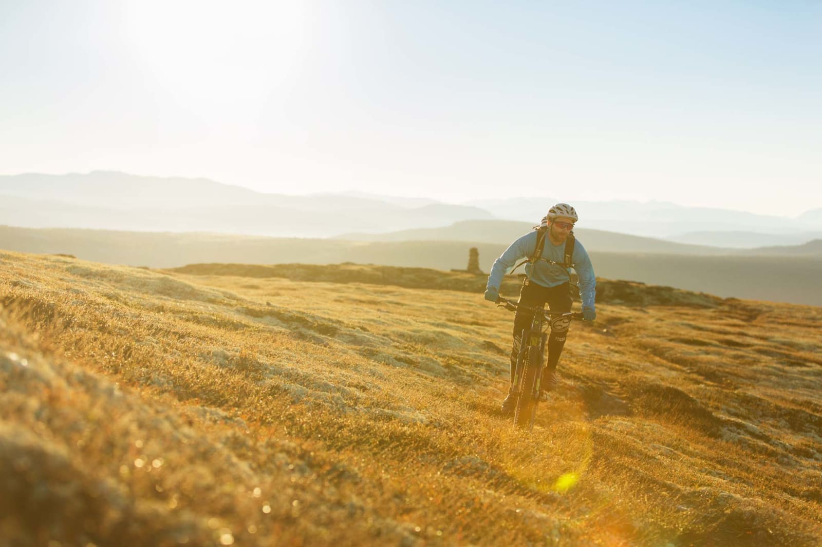 MYK STI: Mathias Marley utforsker nye stier i mosekledd terreng på Venabygdsfjellet. Foto: Kristoffer H. Kippernes