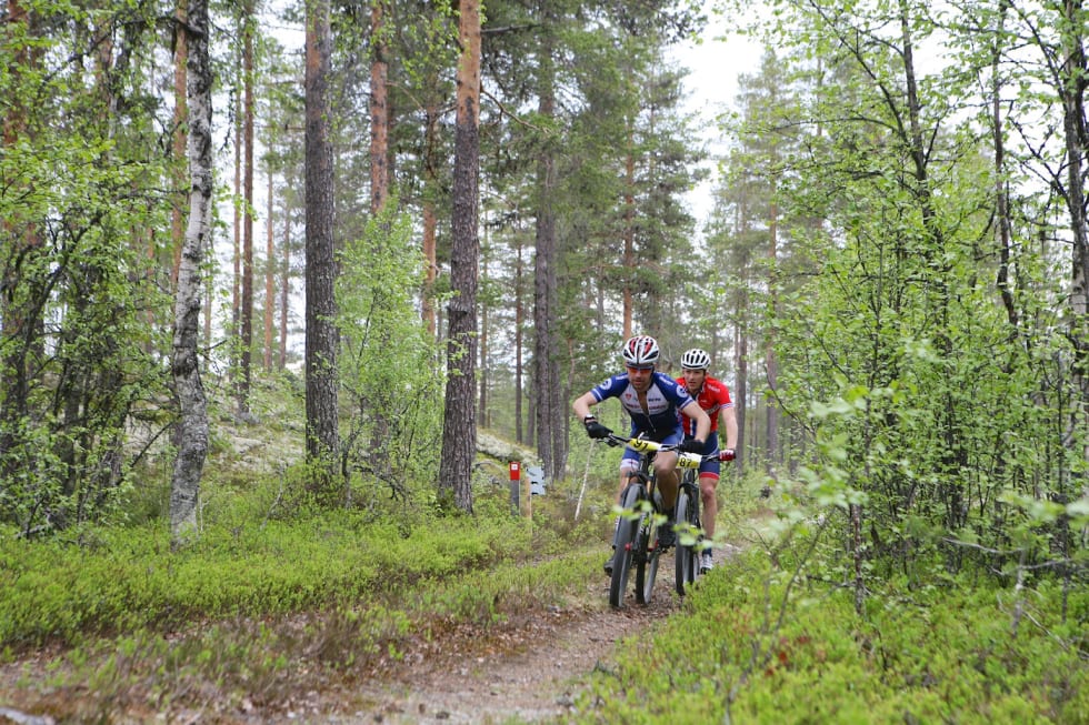 Tor Halvor Bjørnstad Tuveng (foran) og Ola Kjøren knivet om seieren omtrent fra første meter i 2015, men etter tre dager var det Kjøren som tok hjem førsteplassen. Foto: Per Roger Bekken Bjørnstad-Tuveng og Ola Kjøren - Per Roger Bekken Team Trek Mesterhus 1400x933