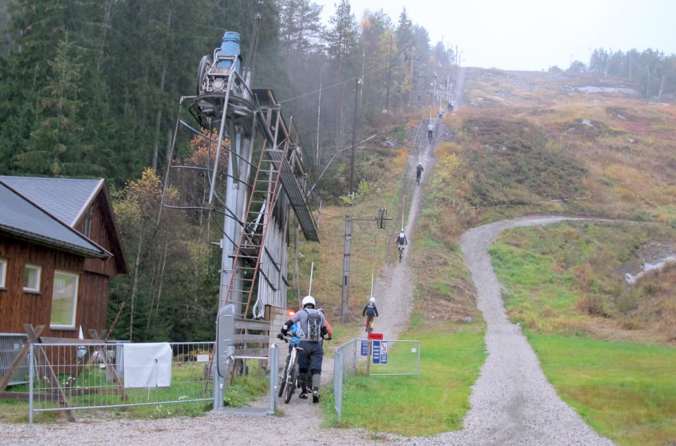 Heisen i Kjerringåsen gikk for siste gang for syklistene denne sesongen, men ildsjelene bak anlegget lover mer i 2016. Foto: Petter Wilhelmsen Kjerringåsen DH lift - Petter Wilhelmsen 1400x924