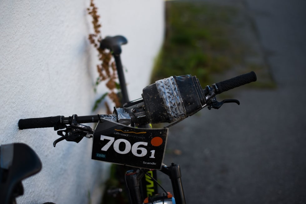 UTENOM DET VANLIGE: Mye kan skje i løpet av flere døgn med sykling, og syklistene må være selvforsynte i tilfellet uhellet er ute. Ekstra dekk kan man fort få bruk for. DSC_8603