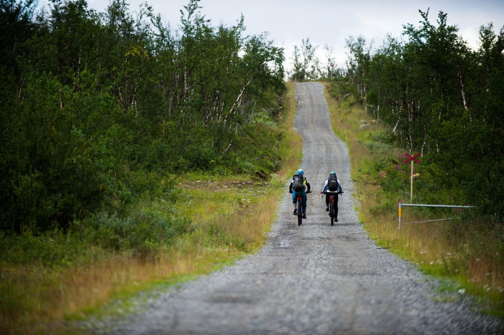 PAUSE: Alt er helt utenfor vanlige dimensjoner i dette rittet. Omtrent halvveis i rittet ventet en «pause» med snaut ti mil på grus, til avveksling fra syklingen i terrenget. D3S_2092