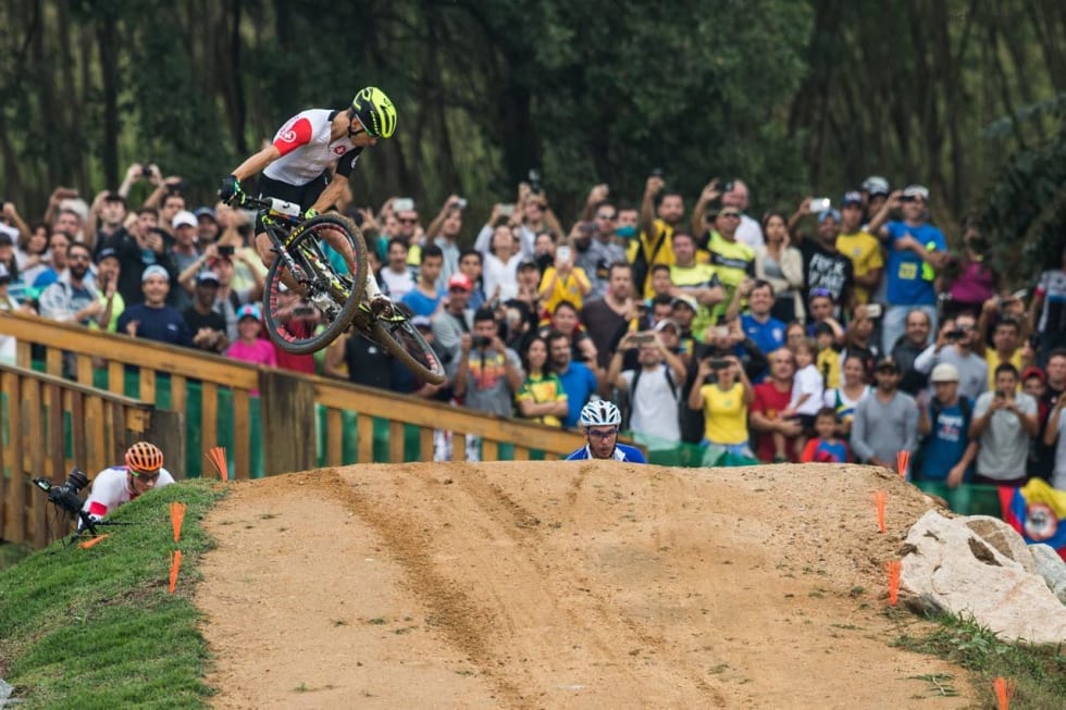 FULL KONTROL: Nino Schurter hadde tilsynelatende full kontroll i OL-rittet. Her fra den 5. av 7. runder.