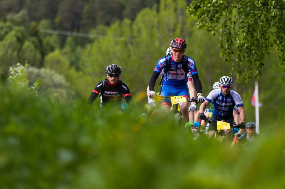 PÅ VEI UT: Flere ryttere på vei ut i skogen. (foto: Snorre Veggan) terrengsykkelrittet-8488a