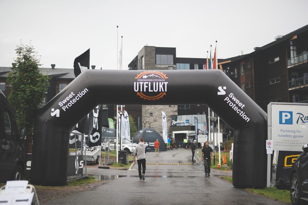 DEMO OG SYKLING: Ustillere i ferd meg å rigge seg opp for å vise fram sykler til stisyklistene i Trysil. Foto: Kristoffer H. Kippernes _E5I0681