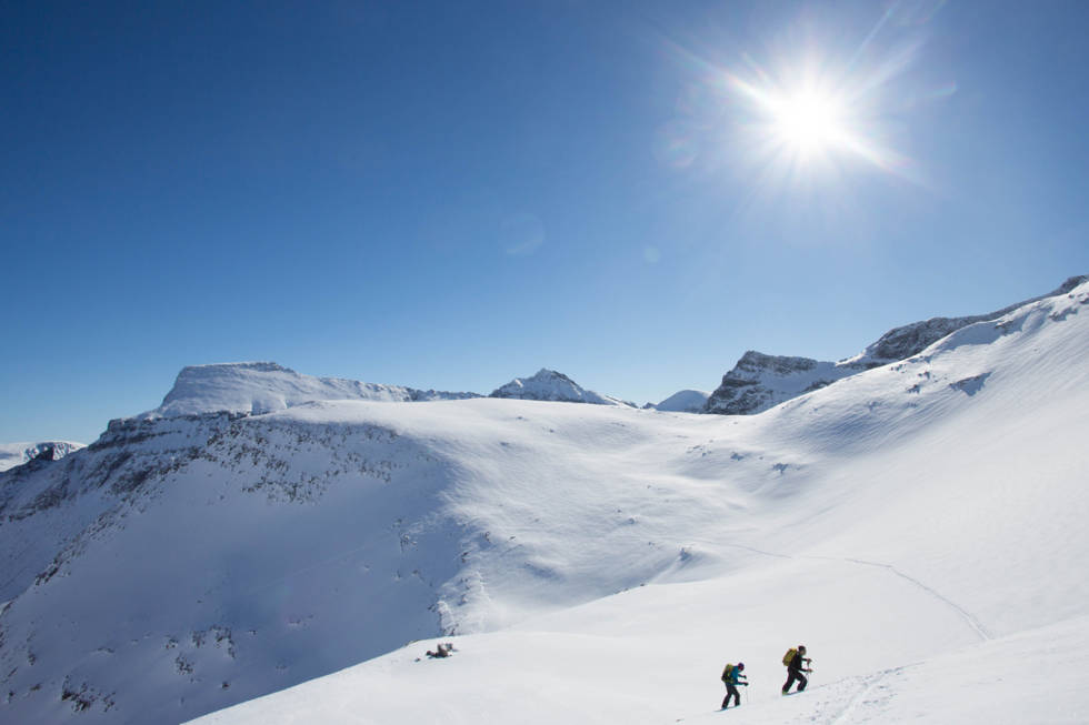 MIDT I SMØRØYET: Markus Wassdahl (foran) og Janette Hargin på vei opp, like før turen går inn på Vinnubreen og et flatt parti like før toppen. Klatreklassikeren Skarfjell i bakgrunnen. Foto: Tore Meirik Vinnubreen