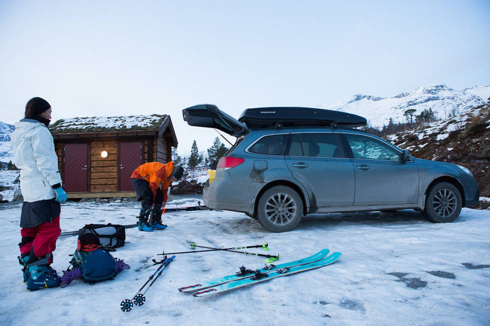 MÅRRASTEMNING: 10 centimeter knallhard snø med grus i på parkeringsplassen og to damer i skjørt. Tonje (til venstre) og Ingvild gjør seg klar til tur. Foto: Tore Meirik MÅRRASTEMNING: 10 centimeter knallhard snø med grus i på parkeringsplassen og to damer i skjørt. Tonje (til venstre) og Ingvild gjør seg klar til tur. Foto: Tore Meirik (ja, jeg har en plan om å vaske bilen)