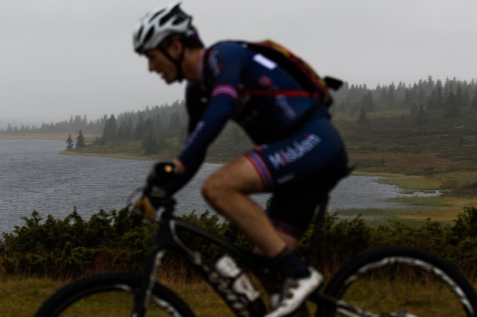 NATURSKJØNT: Ola Kjøren passerer et vann på sin vei mot Lillehammer. (foto: Snorre Veggan) ultrabirken-9788a