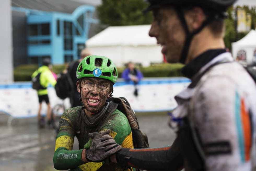 HANDSHAKE: Sigurd S. Pedersen takker sin nærmeste konkurrent for fighten. (foto: Kristoffer H. Kippernes) _IPP9653