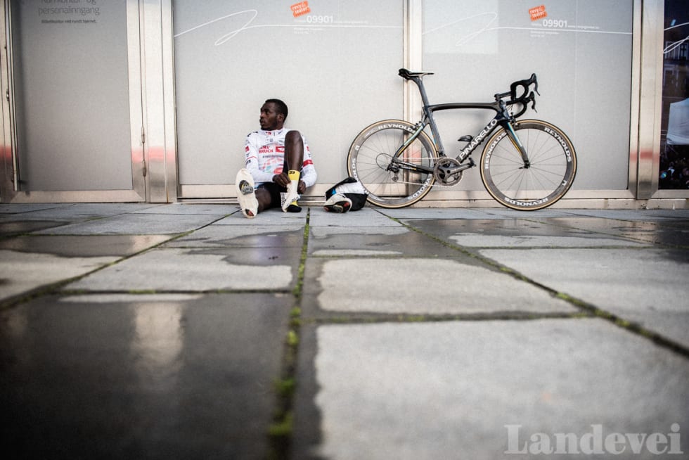 KLAGER IKKE: Selv om Tour of Rwanda er ett av de viktigste rittene i hjemlandet, har ikke støttemannskapet skaffet en stol til Ndayisenga i VM. Foto: Henrik Alpers.