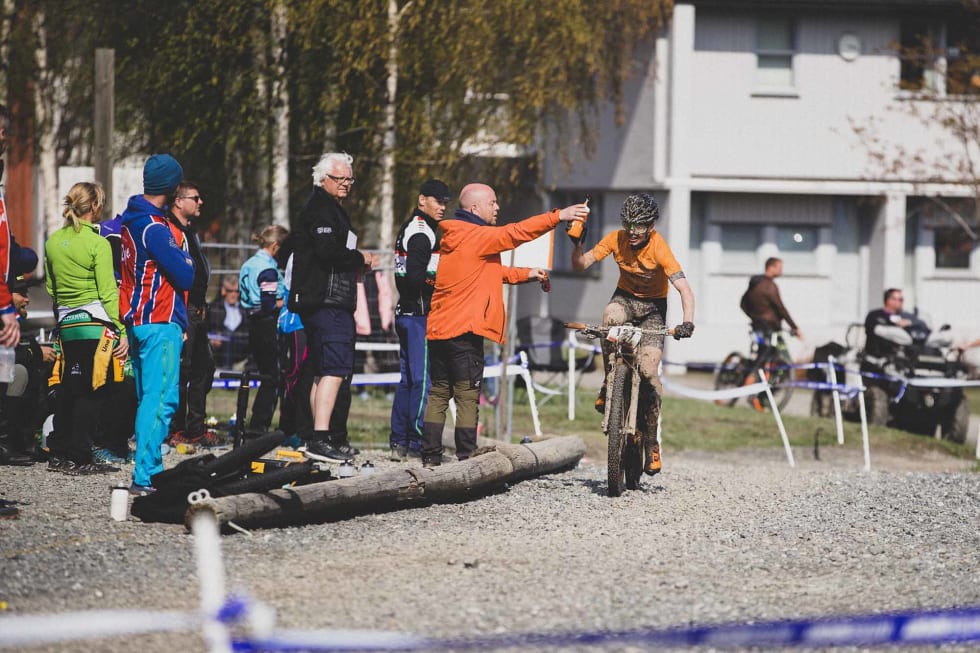 VANN, TAKK: Samuel Örnborg får etterlengtet påfyll av drikke.