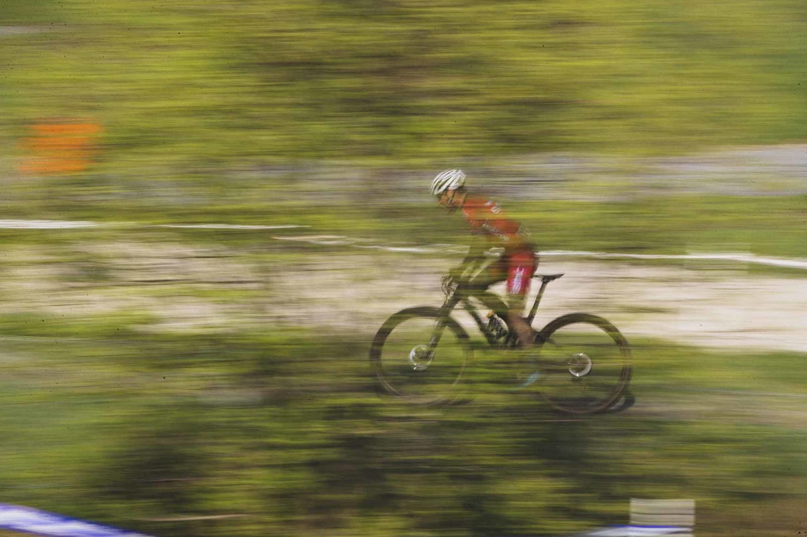 ATTRAKTIVT: Med UCI-poeng å hente var det også utenlandske ryttere på start. Ukjent, utenlandsk rytter setter fart i skogen.