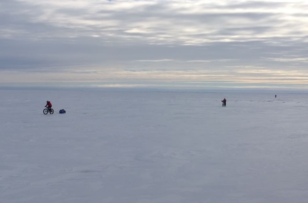 Bike packing-samlingen på Lake Winnipeg i Canada er obligatorisk for de som vil til Sørpolen på fatbike til vinteren. For andre var campen en innføring i smarte triks. Foto: Nina Gässler winnigpeg - foto nina gässler 1400x924