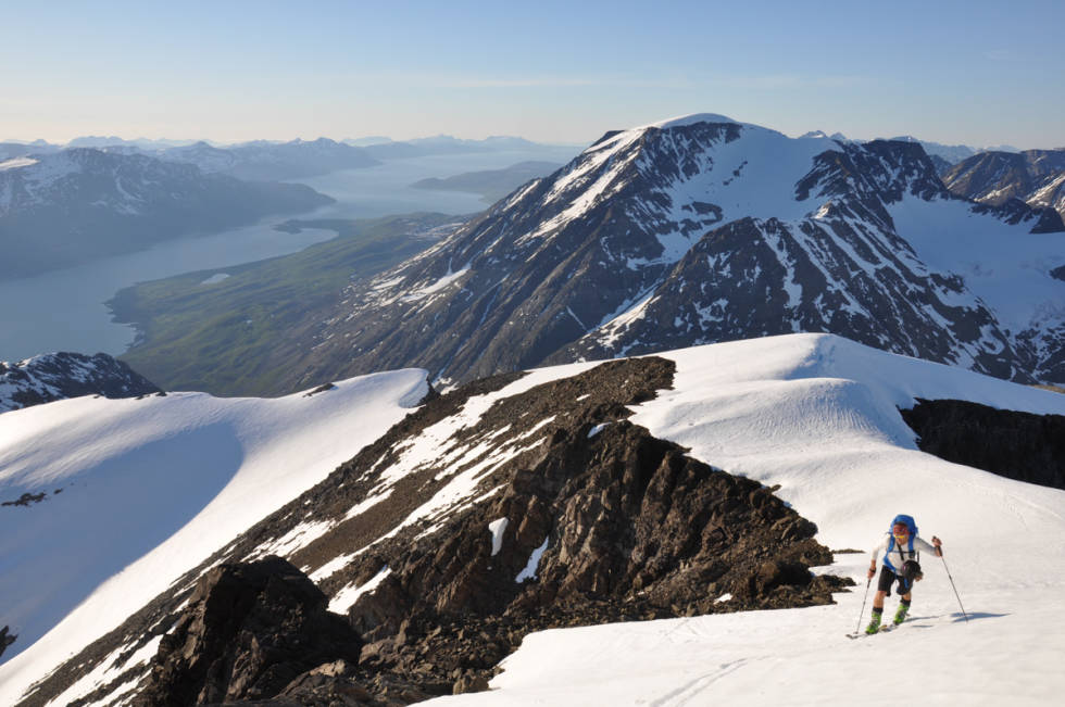SNART FRAMME: Torben Rognmo i ferd med å slite seg de siste av totalt 2200 høydemeter til topps på Troms´ høyeste fjell: Jiekkevarri i Lyngen. Foto: Espen Nordahl Jiekkevarri