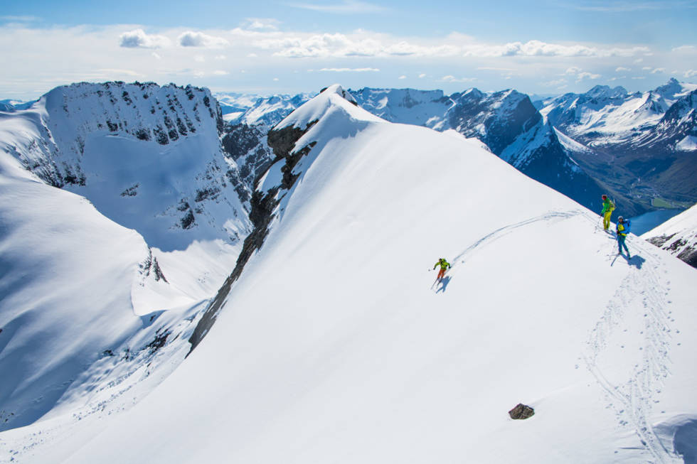 ENDELIG: Stig Helset, Sindre Rudi og Terje Myklebust i gang med nedkjøring fra Råna på Sunnmøre. Halvannen høydekilometer venter. Foto: Håvard Myklebust Råna