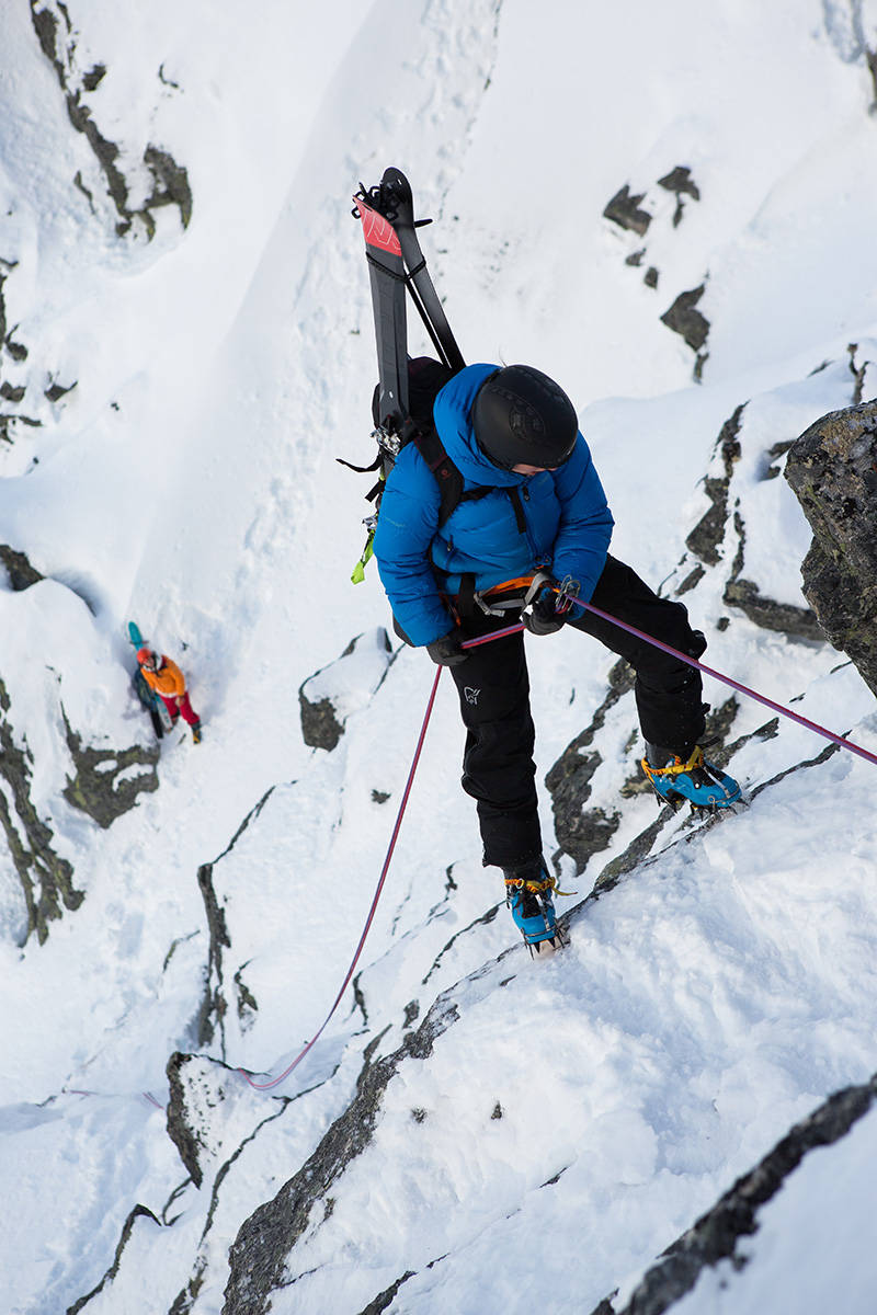 I TAUET: Ingvild på vei ned til Tonje. En time senere kjørte vi ski, men på så trist føre at fotografering var det ingen som tenkte på. Foto: Tore Meirik I TAUET: Ingvild på vei ned til Tonje. En time senere kjørte vi ski, men på så trist føre at fotografering var det ingen som tenkte på. Foto: Tore Meirik