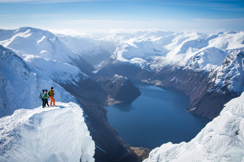 UTSIKT: Ingenting å utsette på omgivelser og utsikt fra toppen av Risenosa. Fjorden ligger 1500 meter lenger ned, og Stig Helset, Sindre Rudi og Olav Viddal gjør seg klar for nedturen. Foto: Håvard Myklebust Risenosa