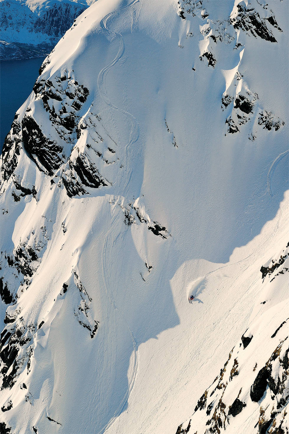 LINJEVALG: Til venstre skimtes Eirik Finseths spektakulære sporvalg, mens Aksel velger en litt mer tryggere vei ned. Foto: Endre Løvaas Aksel Lund Svindal Eirik Finseth Øksfjorden