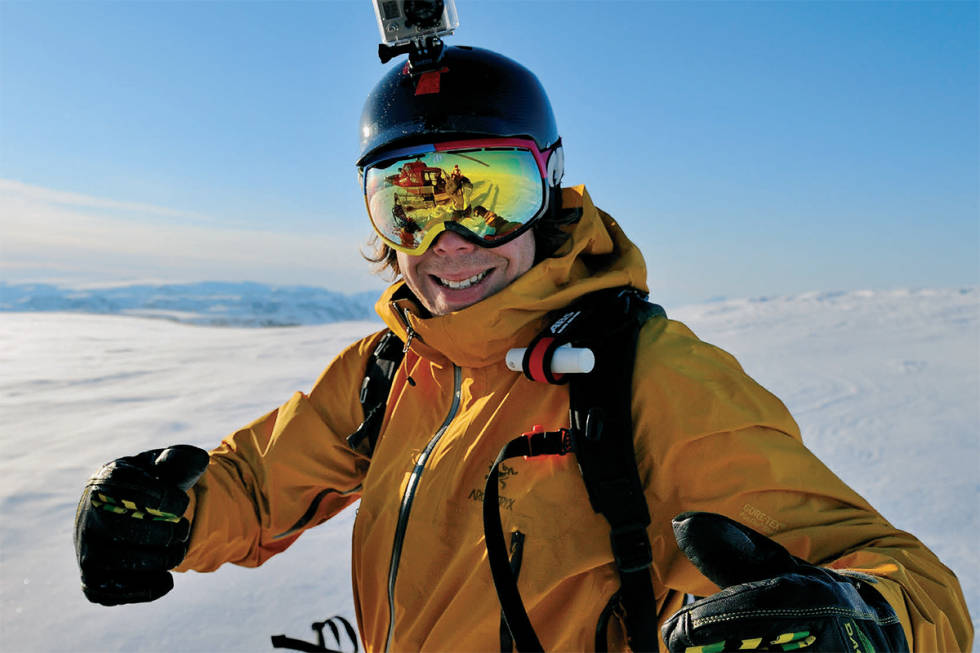 SKINOMADEN: I sommerhalvåret jobber han lange dager som natursteinslegger for å kunne finansiere vintersesongen foran kamera. Det er på slike dager at oppdalingen Eirik Finseth synes det betaler seg. Foto: Endre Løvaas Eirik Finseth