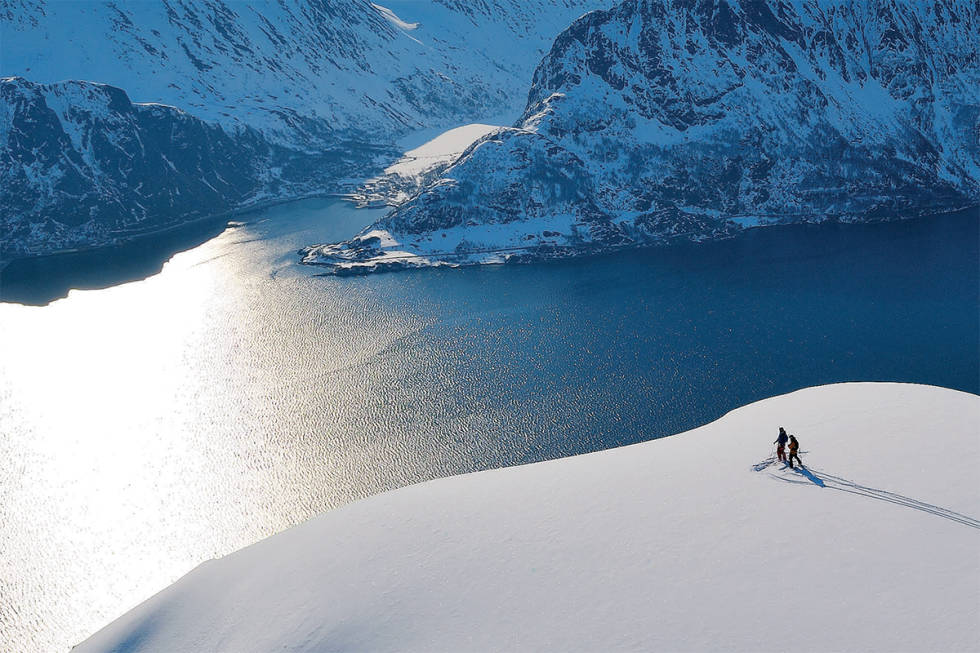 POSTKORTMODELLER: Øksfjorden gnistrer i morgensolen, Eirik Finseth og Aksel Lund Svindal nyter øyeblikket før de dropper inn og kjører helt ned til sjøkanten. Foto: Endre Løvaas Aksel Lund Svindal Eirik Finseth Øksfjorden