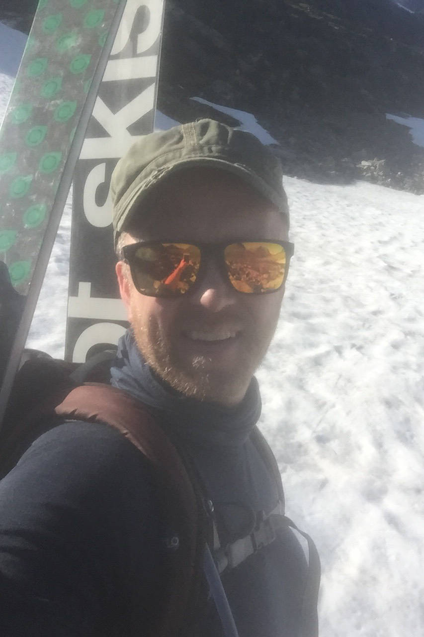 PÅ TUR: Tomas Hensrud Gulla på Alnestind i helga. Foto: Privat Alnestind topptur