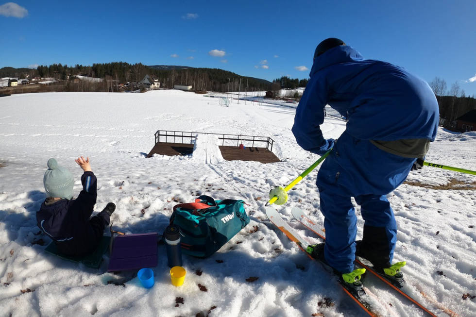 PÅ SKI: Anders Backe på ski med Anna. Foto: Privat Anders Backe