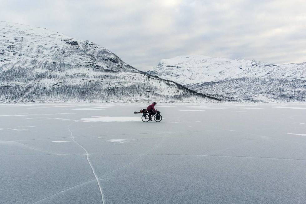 SELVET: Med drone og selvutløser har Andreas Køhn dokumentert hans andre sesong som sykkelbasert skikjører. Andreas Køhn