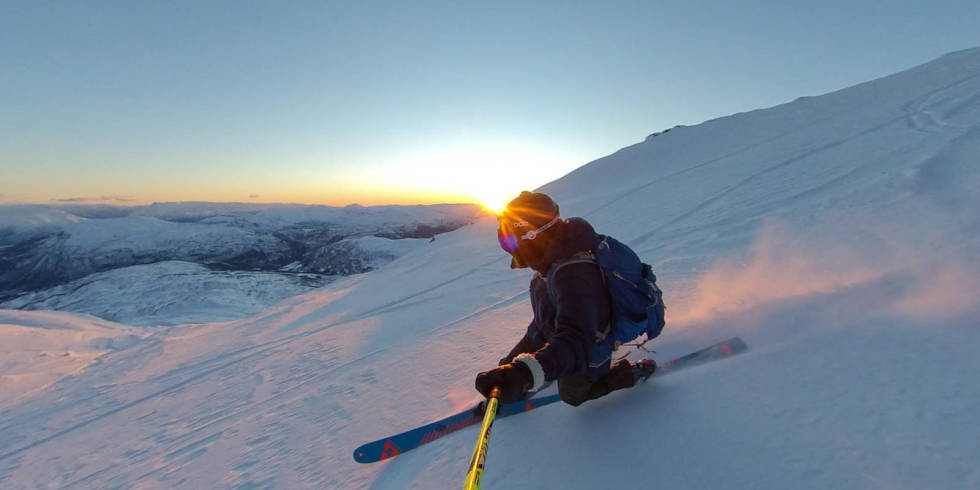 Telemarksvinger i knuskende tørr pudder ned fra Horndalsnuten i Granvin / Voss. Tatt søndag ettermiddag kl 17.02 i det solen rullet over horisonten. Herlig nedskliing i rosa solnedgang. Bildet er av meg Audun Brekke. Tatt med 360 action kamera på staven. Alene corona-tur. Audun Brekke