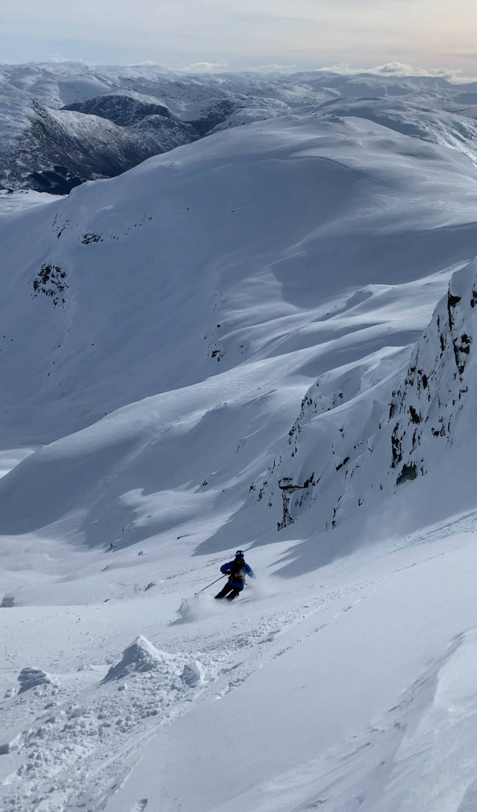 Etter to dager med dårlig vær og snø stemte det endelig den siste dagen. Fin snø og nedkjøring fra Fyresnipa i Jordalen. Audun Haugen i svingen og Trygve Markås bak kamera. Jordalen