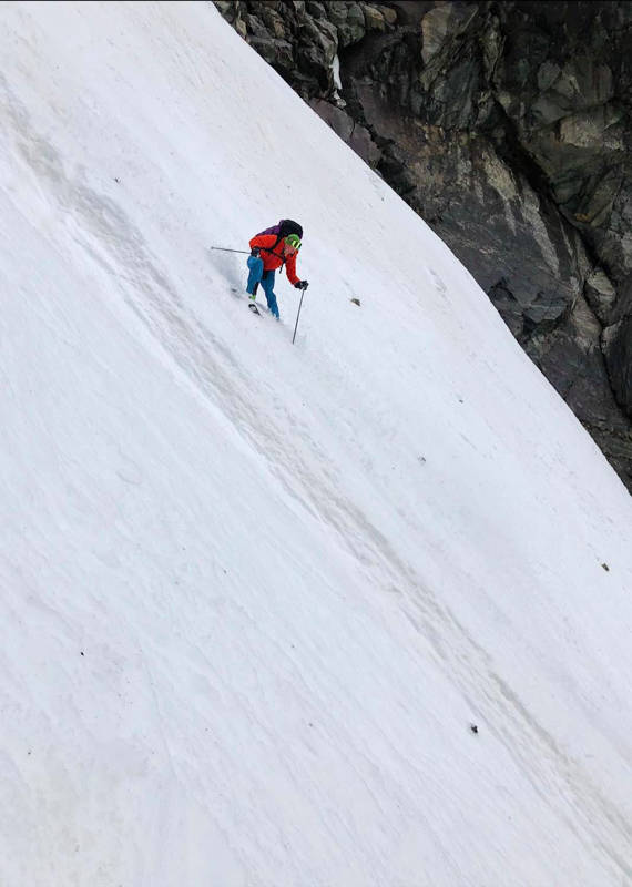 NED: Pelle Gangeskar på vei ned Austabotnrenna. Foto: Vetle Gangeskar Austabotnrenna