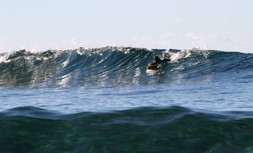 SURFING PÅ JÆREN: Erlend Røhrt i glitrende Jæren-bølger i oktober. Foto: Audun Holmøy Røhrt Familiesurf Jæren
