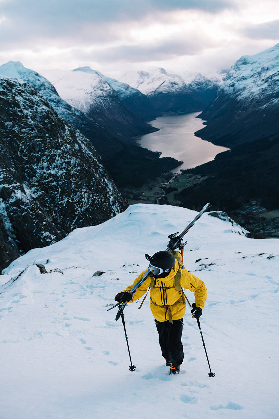 PÅ TUR: Benjamin Forthun med Norrøna-klær i Loen. Foto: Emil Sollie Benjamin Forthun